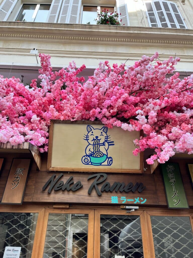 Neko Ramen deco florale exterieure et intérieure Deschamps Luc (5)