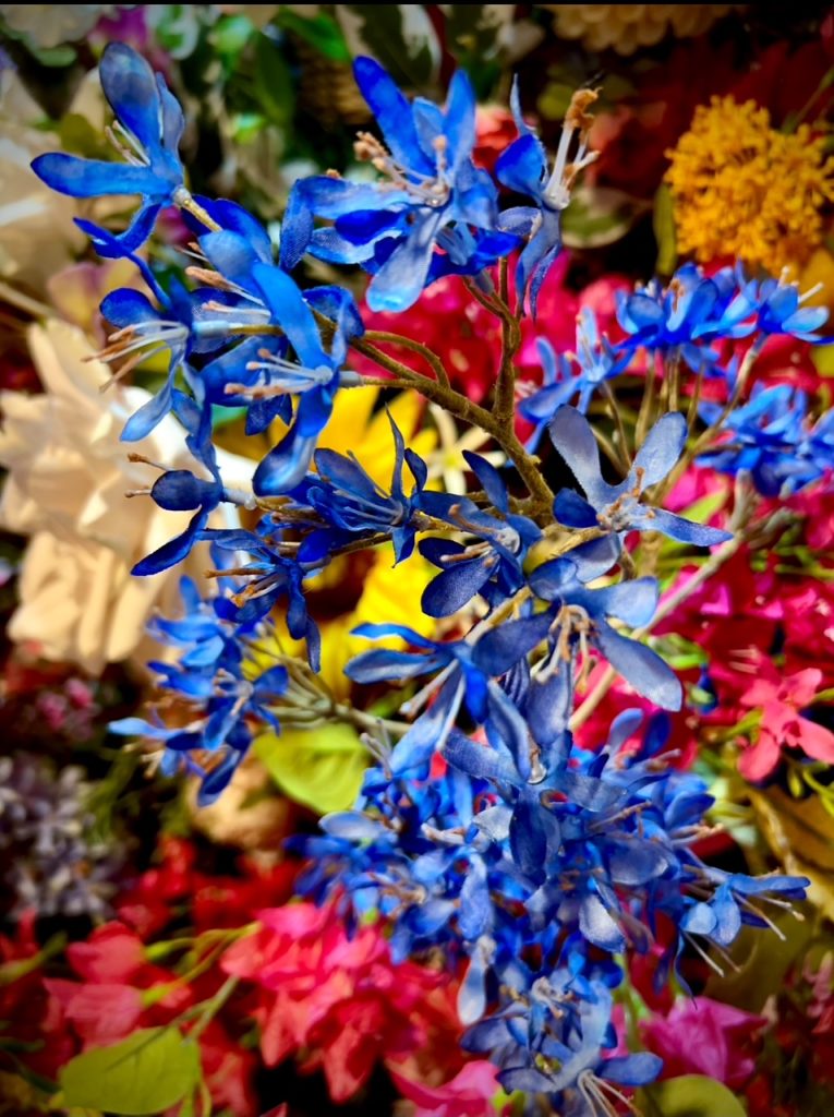 Fleurs artificielles bleues