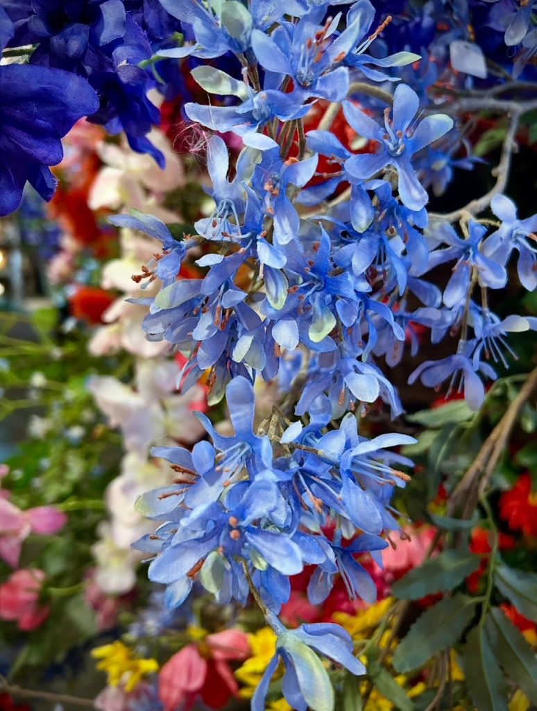 Fleurs artificielles bleues