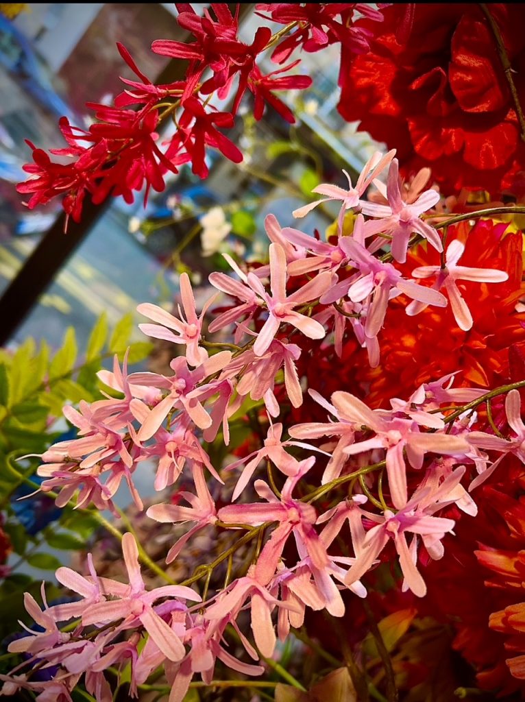 Fleurs artificielles roses pales