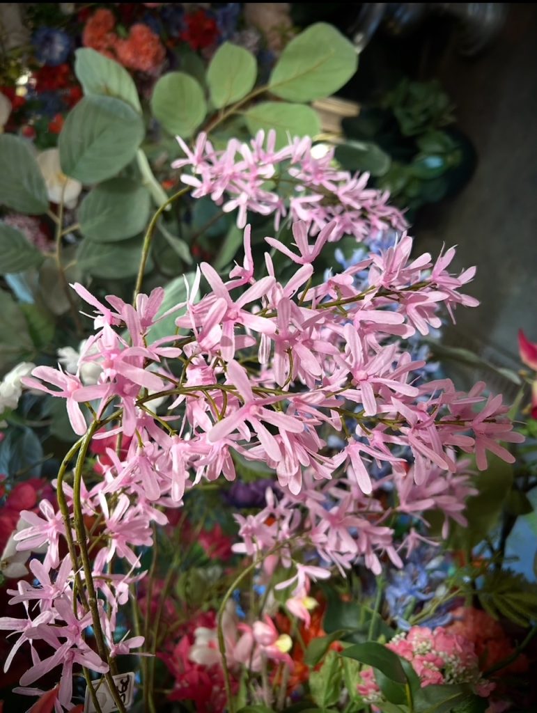 Fleurs artificielles roses pales