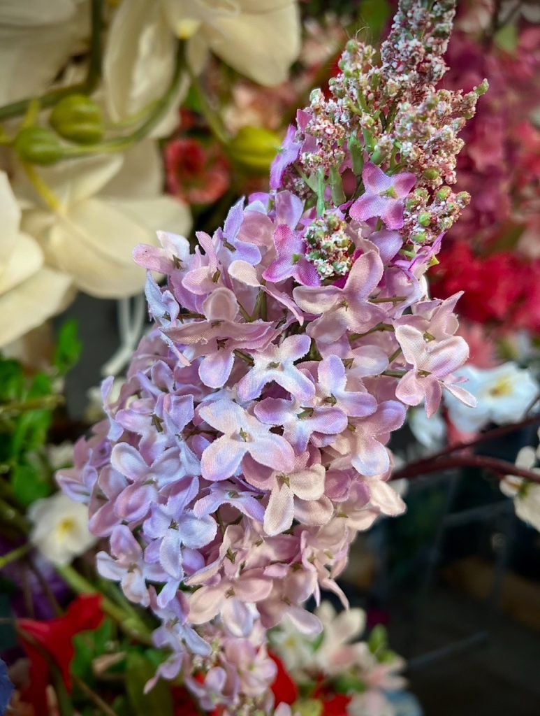 Fleurs artificielles roses pales
