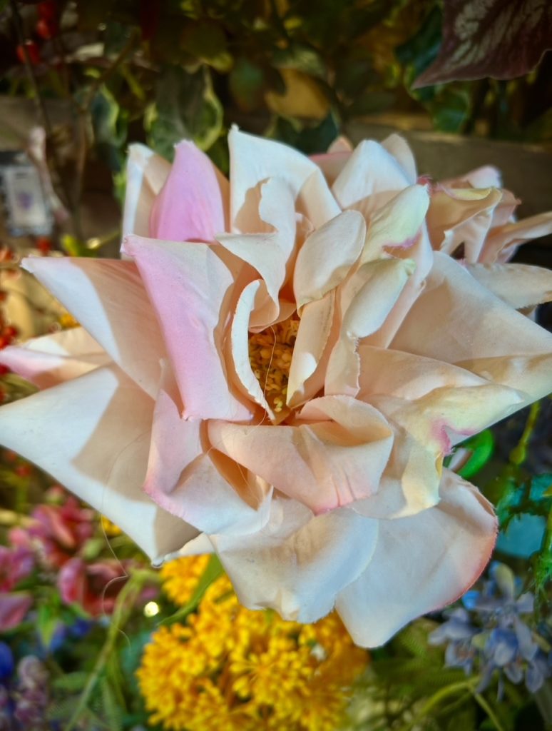 Fleurs artificielles roses pales