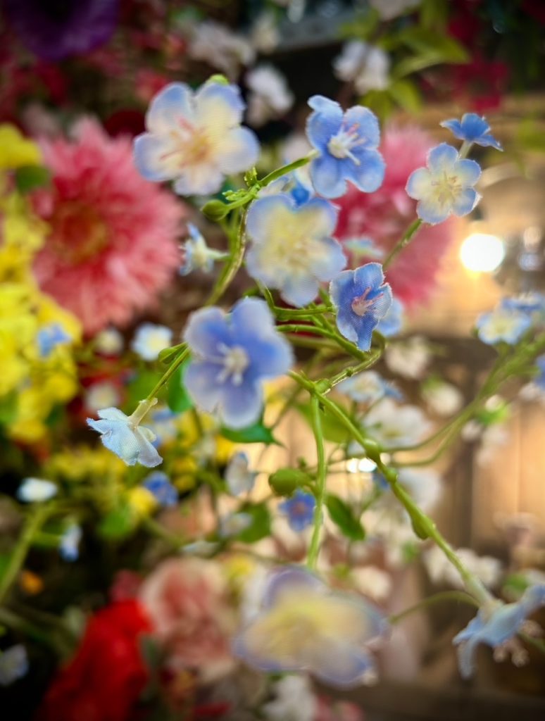 Fleurs artificielles bleues