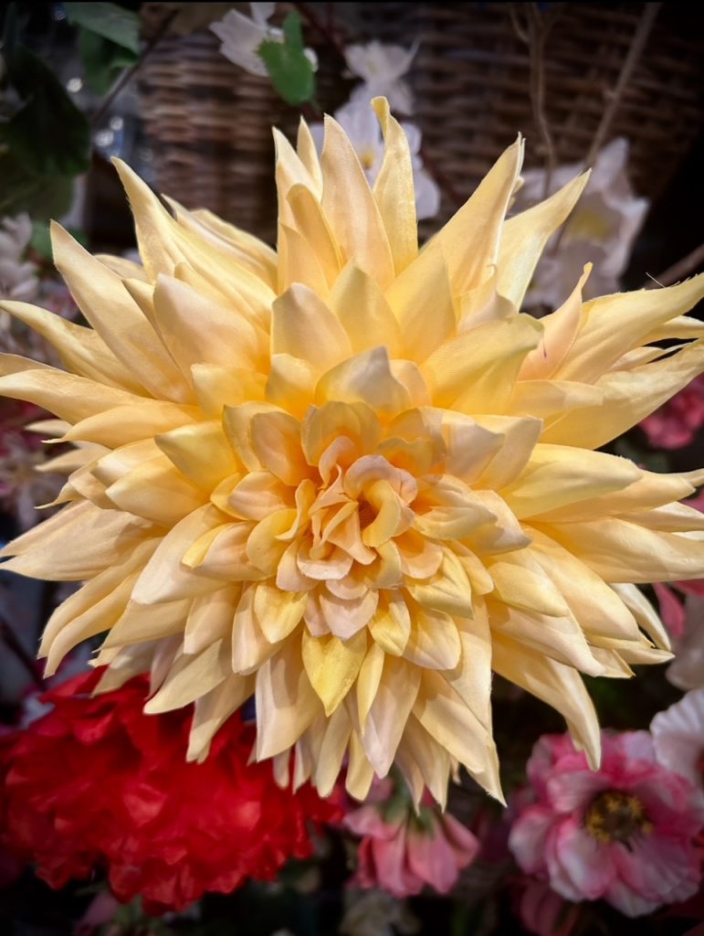 Fleurs artificielles jaunes