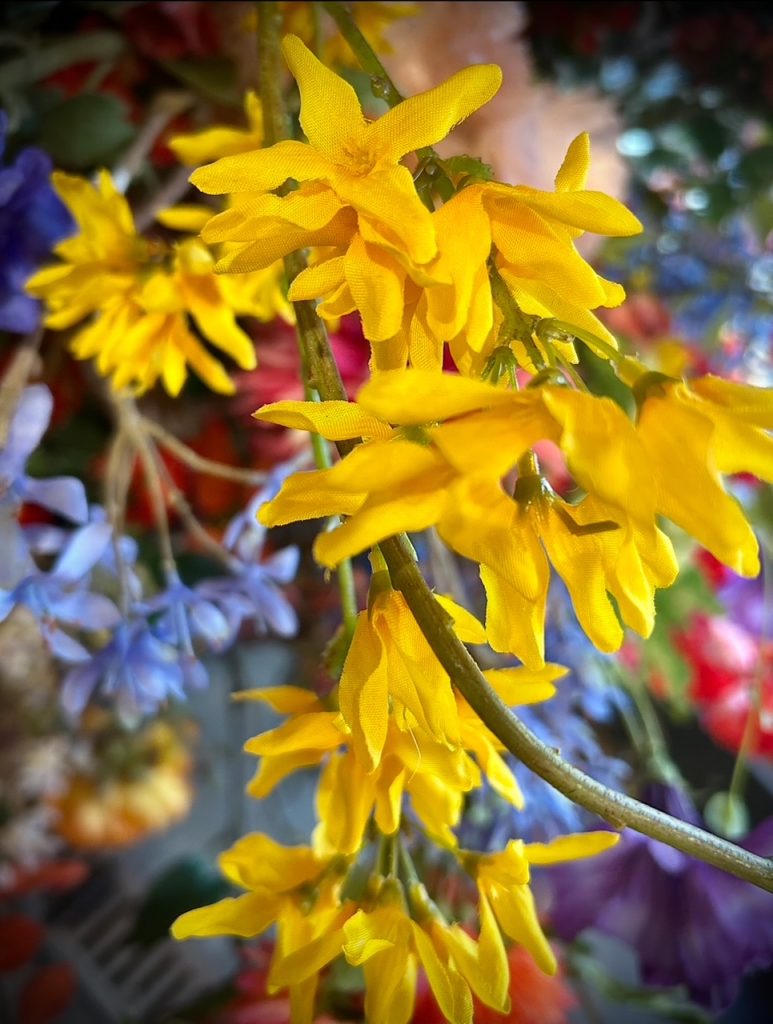 Fleurs artificielles jaunes