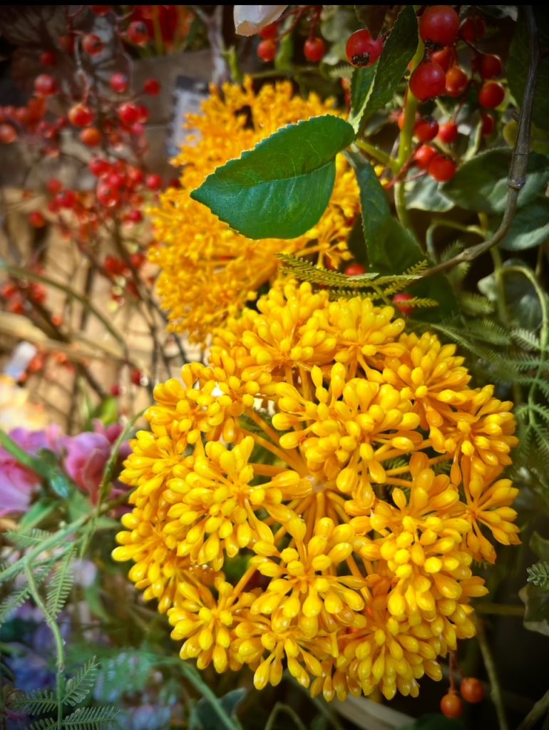 Fleurs artificielles jaunes