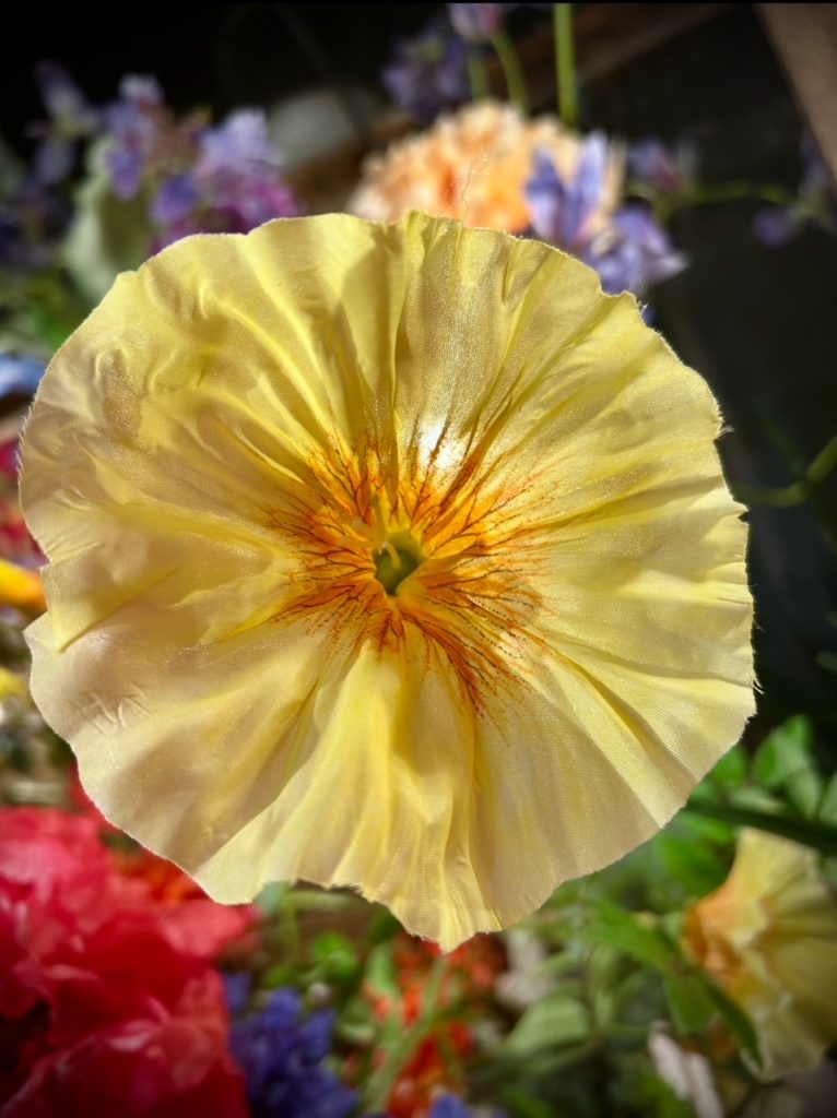 Fleurs artificielles jaunes