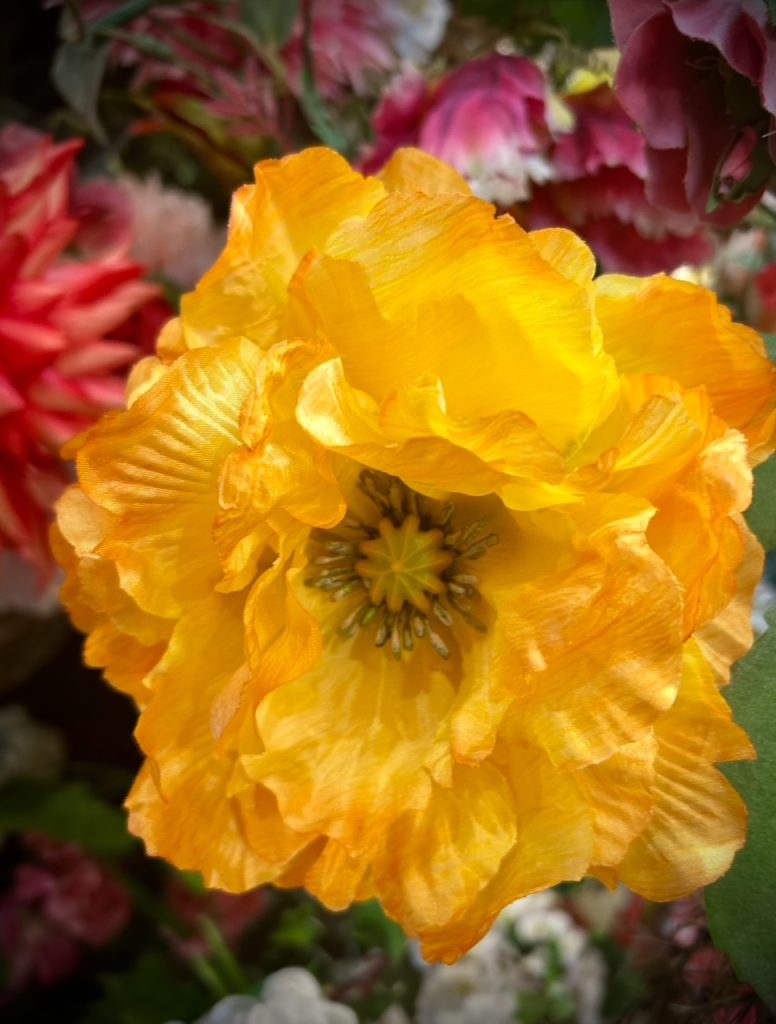 Fleurs artificielles jaunes