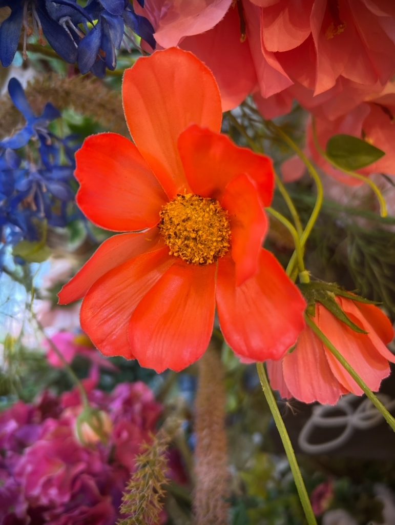 Fleurs artificielles oranges