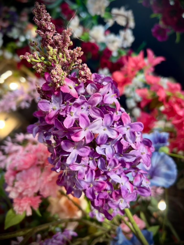 Fleurs artificielles violettes