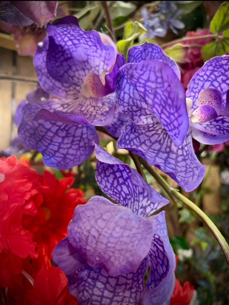 Fleurs artificielles violettes