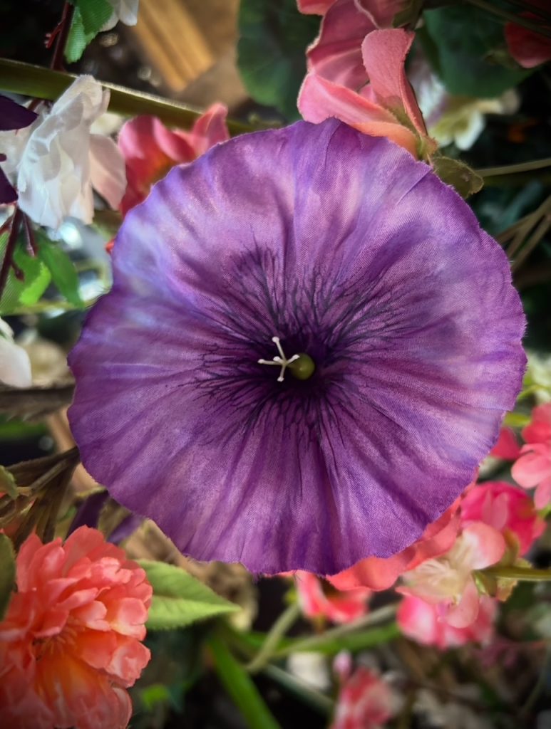 Fleurs artificielles violettes