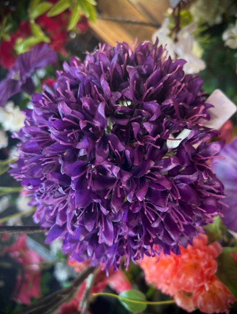 Fleurs artificielles violettes