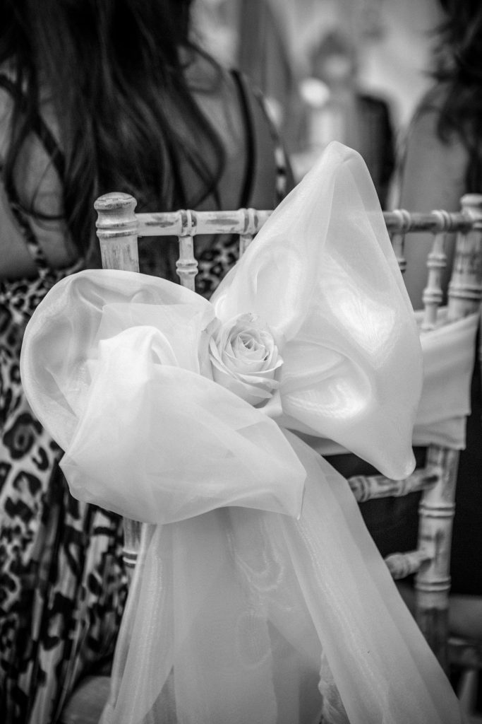 detail voilage chaise et roses blanche