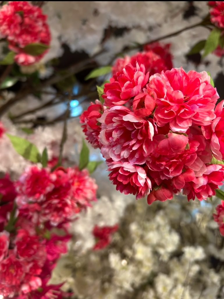Fleurs artificielles rouges
