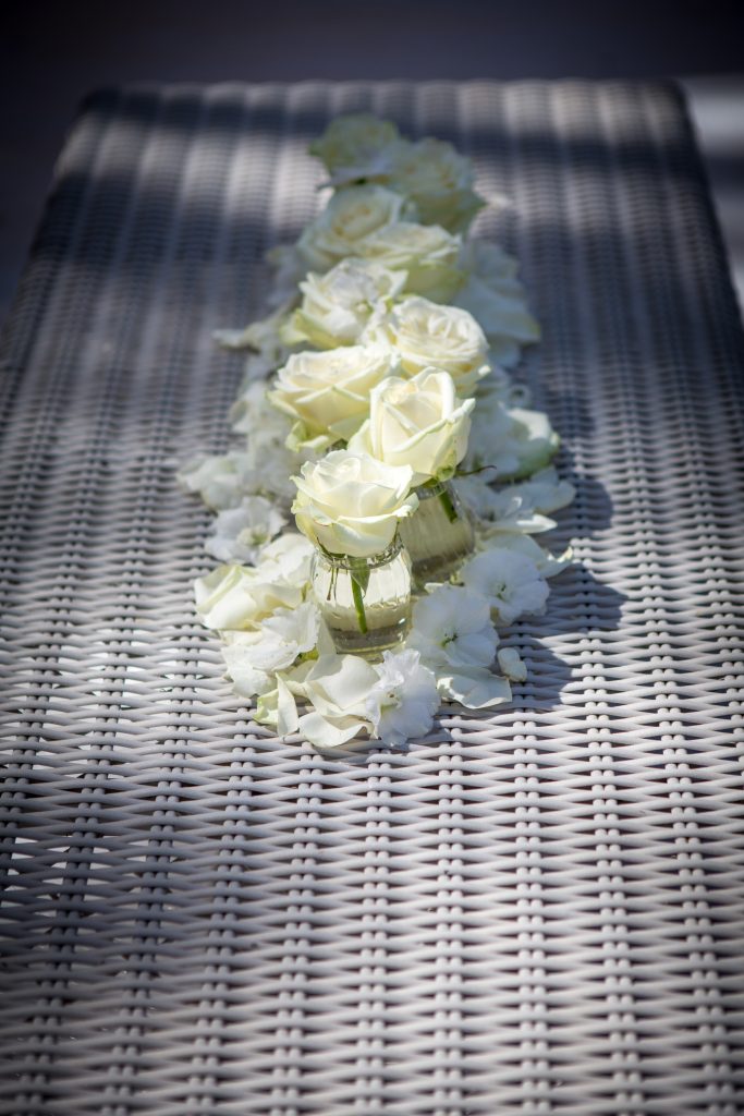 petit chemi de table roses blanches et delphinium petales